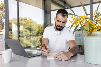 Hombre tomando notas 