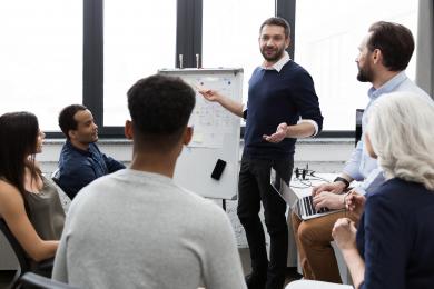 Equipo de negocios discutiendo sus ideas mientras trabajaba en la oficina