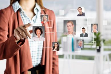 Mujer seleccionando fotografías de personas